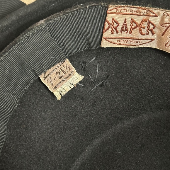 POSH 1940s' BLACK FELT WIDE BRIM HAT WITH BLACK/WHITE FEATHER TRIM - Picture 13 of 15